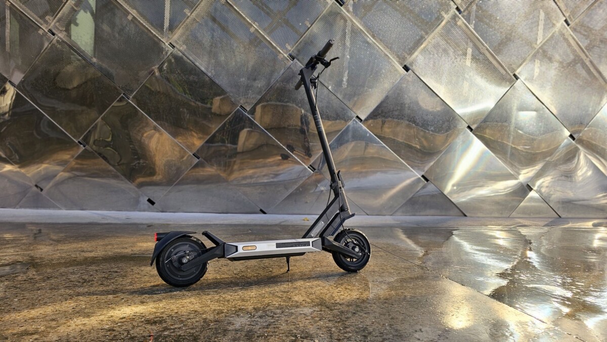 On a testé la Navee S60, la trottinette électrique « Cyberpunk » qui peut faire mal… en promotion