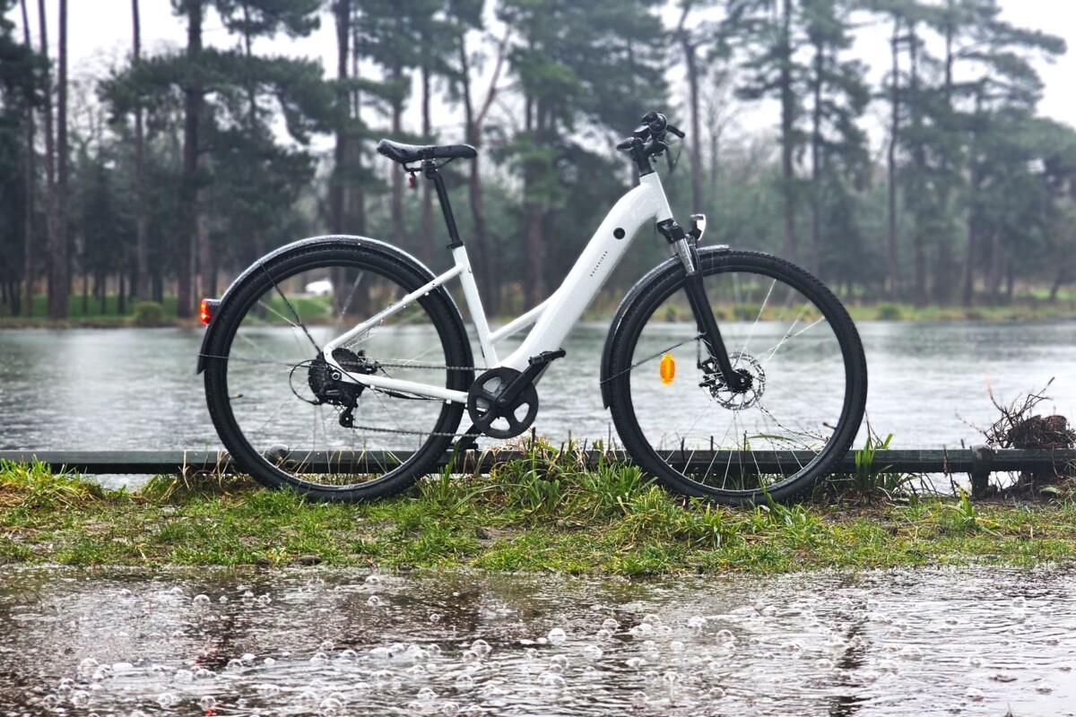 On a testé le nouveau vélo électrique Decathlon à moins de 1000 € : efficace et confortable pour la ville et le tout-chemin