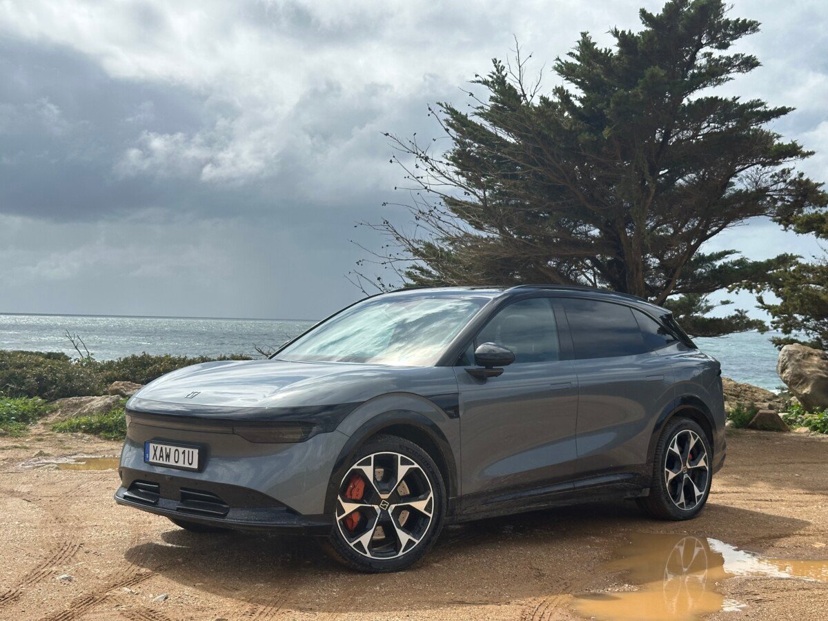 On a essayé la Zeekr 7X : la voiture électrique chinoise qui se recharge le plus rapidement au monde arrive en Europe