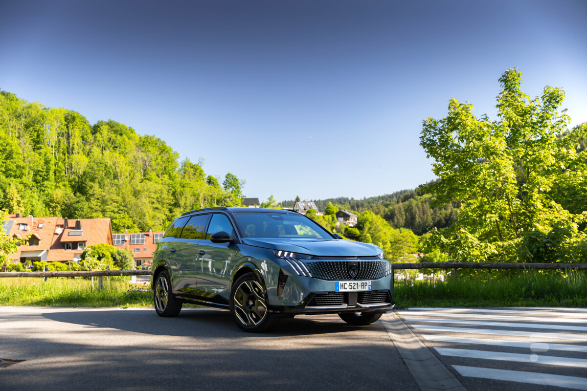 On a essayé la Peugeot e-5008 Dual Motor : plus de puissance, mais un mauvais choix de batterie